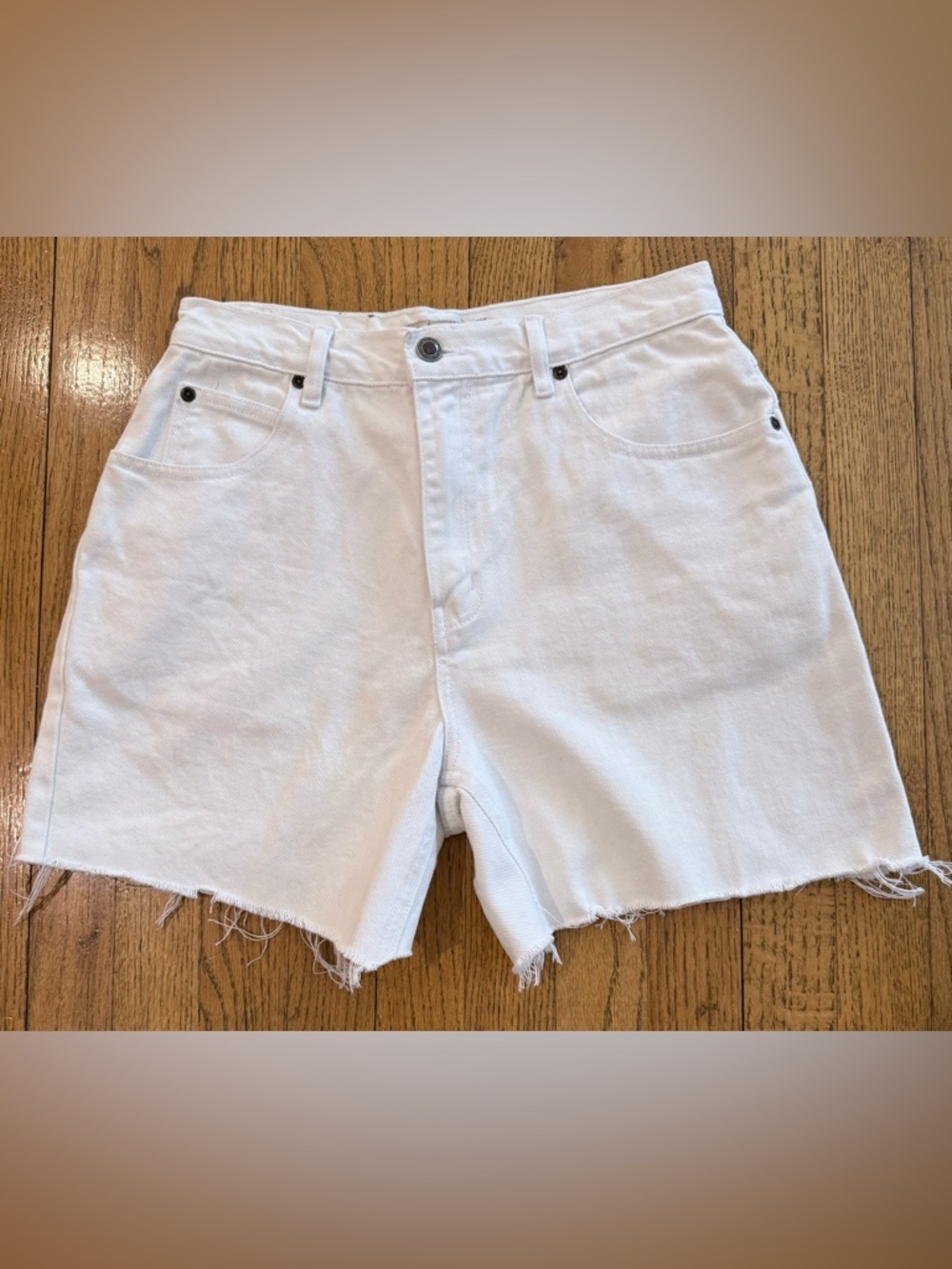 St John’s Bay Vintage White Denim Shorts High Rise Raw Hem Size 8 28” Waist